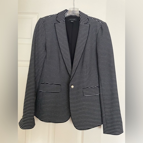 Never worn Ann Taylor size 4 blazer with pearl buttons - Picture 4 of 6